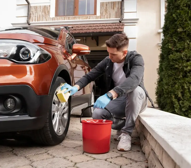 Lavage auto à domicile Luçay-le-Mâle : professionnel intervenant sur un véhicule